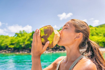 <strong>椰子</strong>水加勒比热带食物旅游女人喝新鲜的自然<strong>椰子</strong>树巡航船旅行假期亚洲女孩享受夏天假期