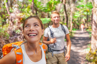 徒步旅行夫妇旅行徒步旅行户外徒步旅行年轻的活跃的人生活方式野营袋森林微笑快乐亚洲女人享受走森林朋友