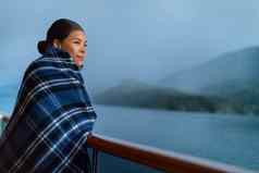 巡航船乘客阿拉斯加旅行假期享受风景黄昏套房阳台甲板羊毛扔冷天气亚洲旅游女人放松夏天假期巡航冒险