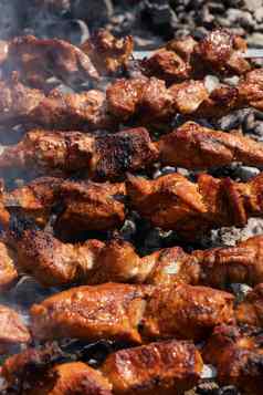 美味的多汁的猪肉烧烤烹饪金属串在户外木炭烧烤