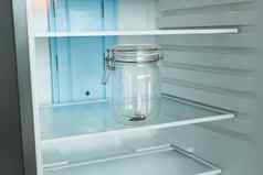 蟑螂玻璃Jar空冰箱贫困缺乏食物概念