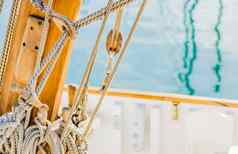 经典航行船桅杆停泊航海绳子
