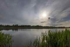 日落池塘湖多云的天空夏天水反射