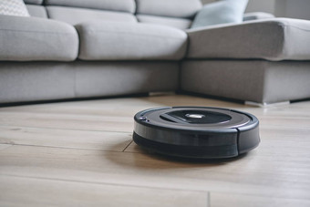 机器人真空更清洁的木地板上现代生活房间