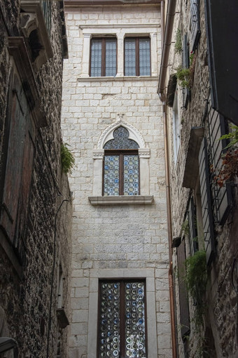 中世纪的风格玻璃窗户狭窄的街道