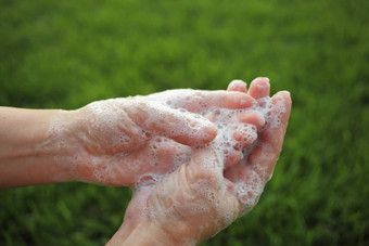 洗手摩擦肥皂男人。电晕病毒预防卫生停止传播冠状病毒死亡细菌