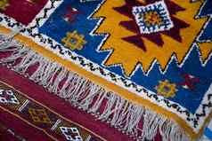 色彩鲜艳的手编织柏柏尔人的地毯