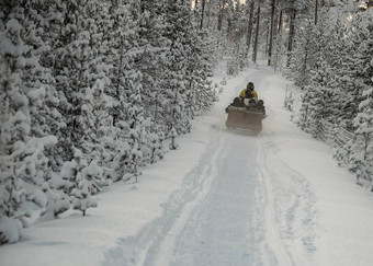 <strong>雪地</strong>拖预告片完整的假期制造商之旅