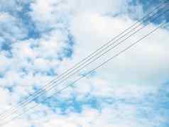 高电压电缆背景空蓝色的天空