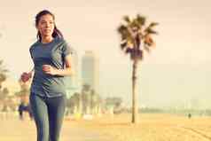 运行女人慢跑海滩木板路