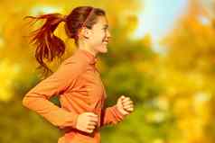 女人跑步者运行秋天秋天森林