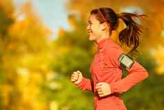 女人跑步者运行秋天秋天森林