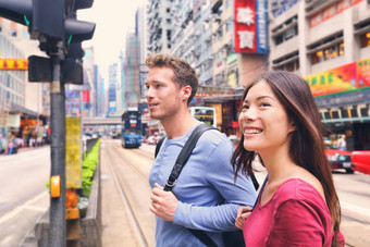 年轻的人穿越街市中心在香港香港中国旅行生活方式高加索人亚洲多民族的夫妇游客走旅行发现世界差距一年