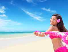 快乐无忧无虑的夏威夷女人放松海滩