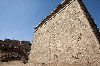 象形文字雕刻古老的埃及寺庙墙
