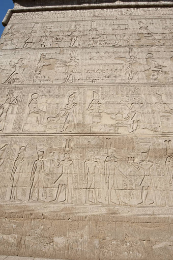象形文字雕刻古老的埃及寺庙墙