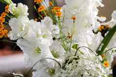 白色黄色的花婚礼花装饰