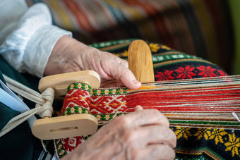 女人工作编织织机传统的少数民族工艺波罗的海图像