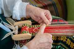 女人工作编织织机传统的少数民族工艺波罗的海