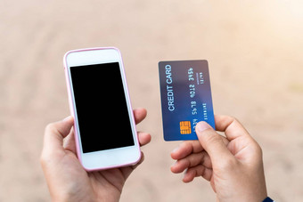 女人手持有信贷卡移动智能手机在线购物报告失去了卡欺诈事务