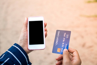 女人手持有信贷卡移动智能手机在线购物报告失去了卡欺诈事务