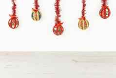 圣诞节复制空间圣诞节装饰物使手剪纸技术挂前红色的闪亮的加兰白色背景光木基地底