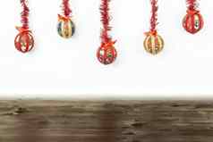 圣诞节复制空间圣诞节装饰物使手剪纸技术挂前红色的闪亮的加兰白色背景黑暗木基地底