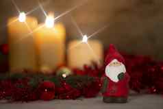 温暖圣诞节概念圣诞老人老人雕像前景乡村设置蜡烛基斯散景效果黄金红色的明亮的装饰物交叉屏幕明星效果