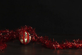 黑暗木圣诞节复制空间剪纸圣诞节孤立的球关闭红色的装饰花环丝带黑色的背景