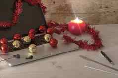 电脑工作圣诞节假期概念铝移动PC开放红色的花环装饰红色的黄金装饰物基斯蜡烛笔统治者块笔记光木表格