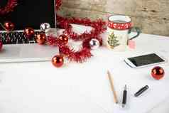 电脑工作圣诞节假期概念光木表格开放铝移动PC红色的装饰红色的装饰物圣诞节杯茶智能手机块笔记铅笔笔块请注意