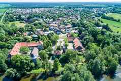 空中视图德国村小森林池塘湖水盈盈城堡前景