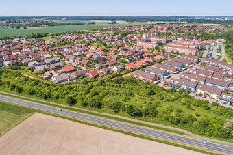 空中视图郊区郊区沃尔夫斯堡德国梯田房子半独立屋房子分离房子耕地土地前景