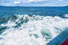水蓝色的海洋飞溅船海波溅