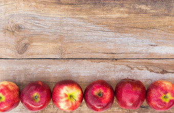 成熟的红色的苹果木表格背景