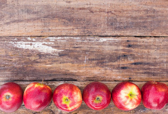 苹果背景成熟的红色的水果木表格