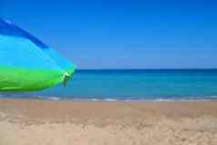 海滩伞空桑迪海滩清晰的地平线
