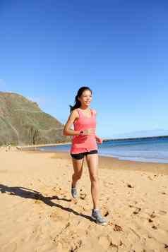 跑步者体育运动员运行女人海滩