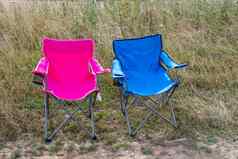 粉红色的蓝色的折叠野营椅子场