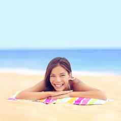 快乐假期女人日光浴放松海滩