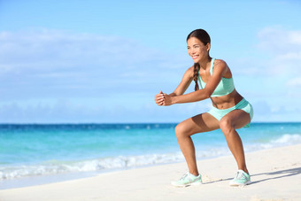 健身年轻的亚洲女人培训腿<strong>蹲</strong>锻炼海滩