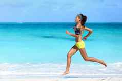 健身跑步者女人海滩运行听音乐电话体育运动手镯