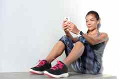 女运动员听音乐电话应用程序智能手表健身跟踪器