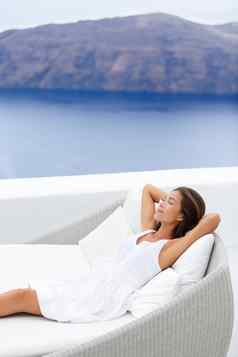 女人放松沙发上度假胜地阳台海洋