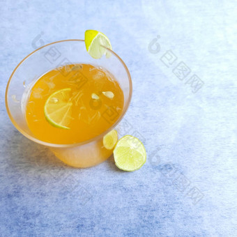 柠檬汁玻璃添加橙色糖浆冰多维数据集片柠檬内部玻璃漂亮的白色背景