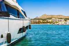 奢侈品游艇锚定地中海玛丽娜湾alcudia马略卡岛岛西班牙