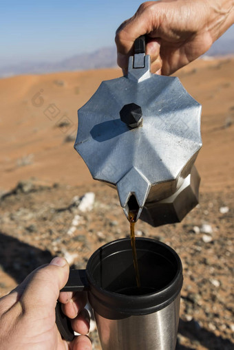 倒咖啡野营杯沙漠特写镜头