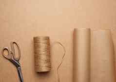 棕色（的）工艺纸卷一束线程剪刀
