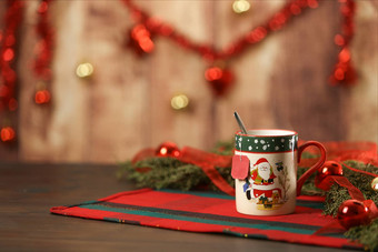 圣诞节杯子挂空茶标签圣诞节表格布松分支机构红色的装饰物挂圣诞节装饰木背景散景效果