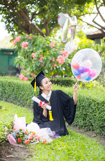 快乐毕业学生女孩祝贺你教育成功